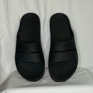 Black Oofos Slide M12-W14